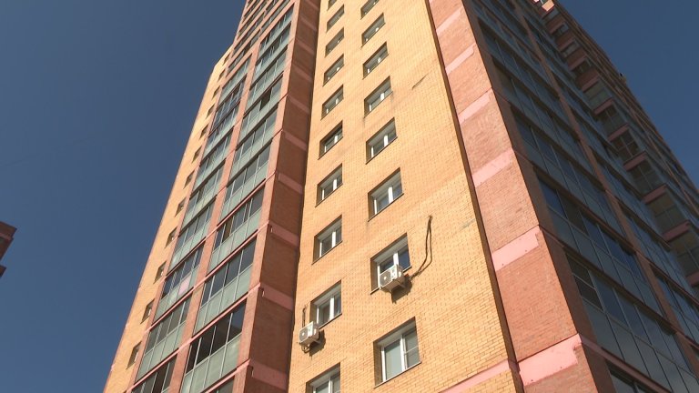 Часть фасада упала на тротуар в микрорайоне Топкинском в Иркутске